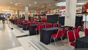 Le festival culinaire non halal à Solo s’arrête temporairement, la place des commerçants est fermée en tissu noir