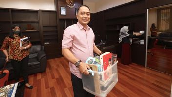 泗水沃科特候选人埃里·卡亚迪（Eri Cahyadi）在市政府包装货物，KPU名单明日