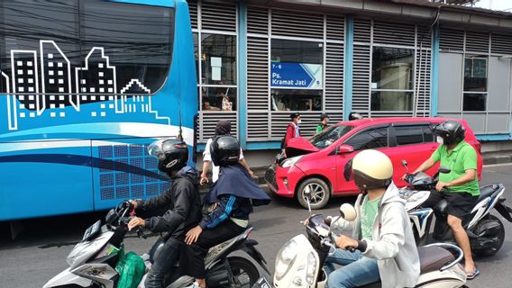 Entering The Busway Line, The Red Toyota Calya Hits A Transjakarta Bus At The Kramatjati Bus Stop