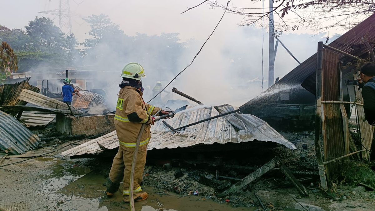 Penghuni Lapak Barang Bekas di Cakung Histeris Rumahnya Terbakar Akibat Bakaran Sampah