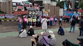 DPRの前で大衆に抗議:ジョコウィが辞任、ジョコウィが辞任