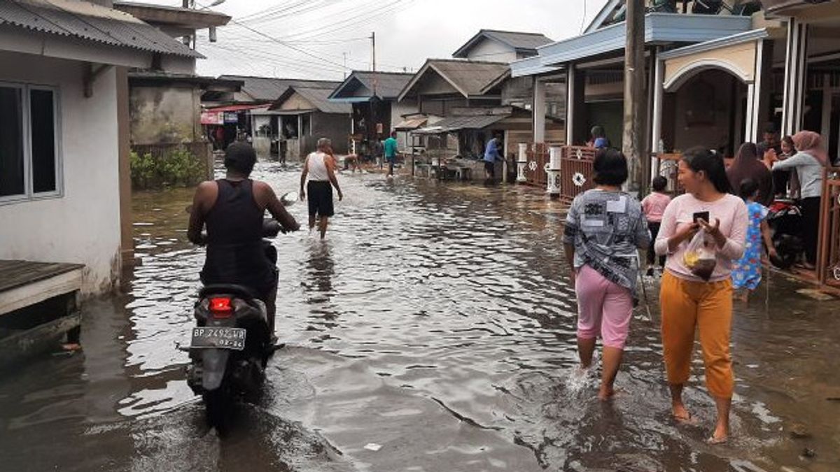 タンジュンピナンブギス村でロブが洪水、水が家を水没させ、家具を損傷