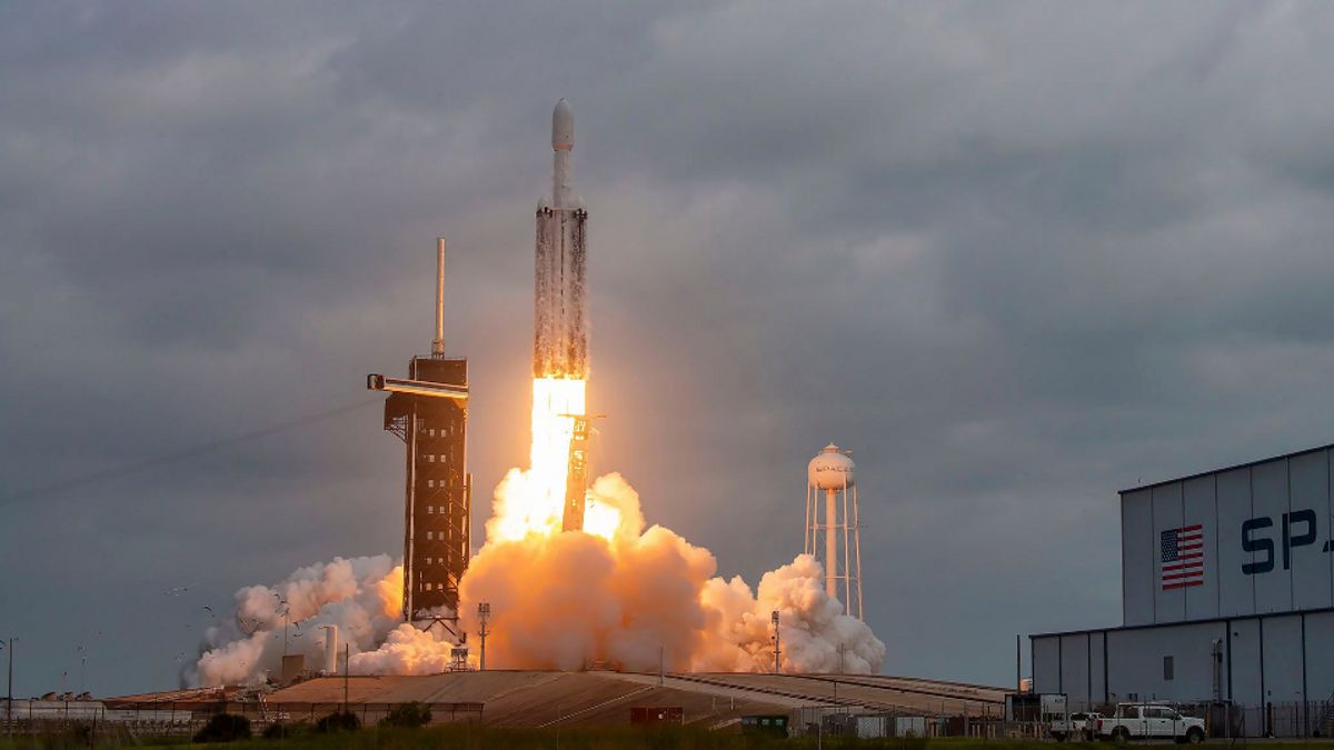 Falcon Heavy SpaceX Successfully Launches NASA's Psyche Into Space