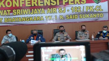 Le Corps De Fadly Satrianto, équipage Supplémentaire De Sriwijaya Air SJ-182 A été Remis à La Famille