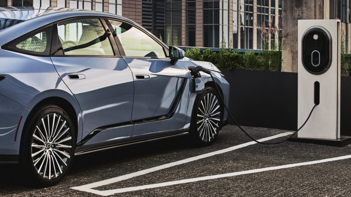 Lexus ES 2026 présente sa première variante électrique et son design plus moderne