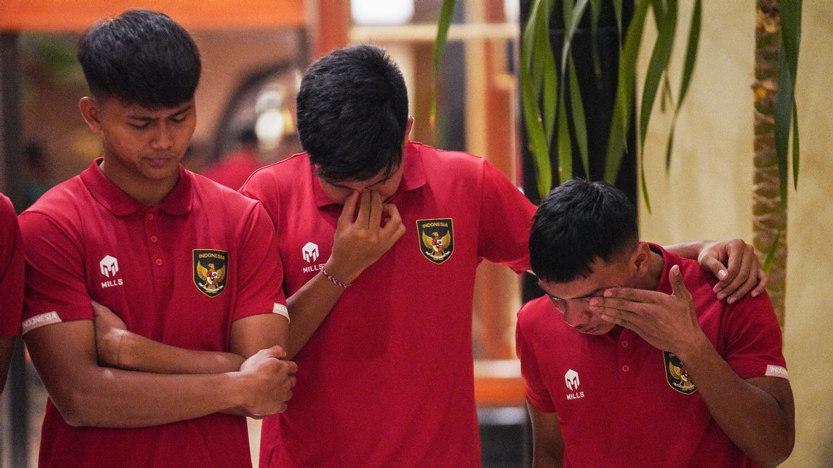 インドネシアがワールドカップ開催中止後のU-20インドネシア代表選手の悲しい瞬間 涙が抑えられない