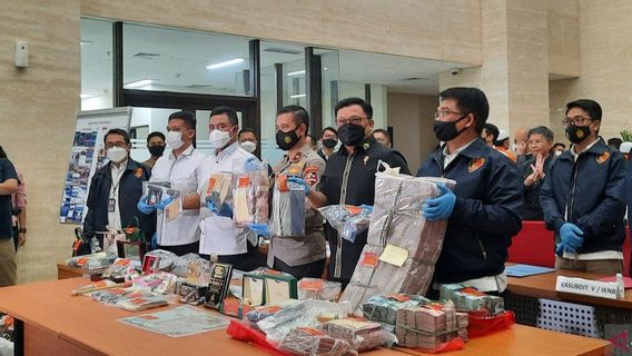 警察は麻薬の買いだめと酸素キャニスターの上に37人の容疑者を逮捕