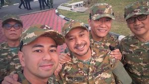 Raffi Ahmad portant son nouvel uniforme militaire bareng Circle dans le cabinet rouge et blanc