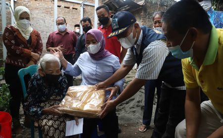 Bupati Sleman Bagikan Kisah Pilu Nenek Saliyah, Tinggal di Gubuk, Hidup dari Rp4000 Hasil Anyaman Ketupat