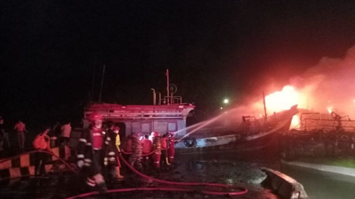 A Number Of Fishing Boats Catch Fire In Cilacap: Dozens Of Families Evacuated, No Confirmation Of Fatalities Yet