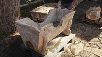 Bak Mandi Marmer Era Romawi dan Patung Pria Ditemukan di Efesus Kuno Wilayah Aegean Turki