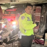    Polisi Hentikan Mobil Ambulans yang Angkut Pemudik di Garut