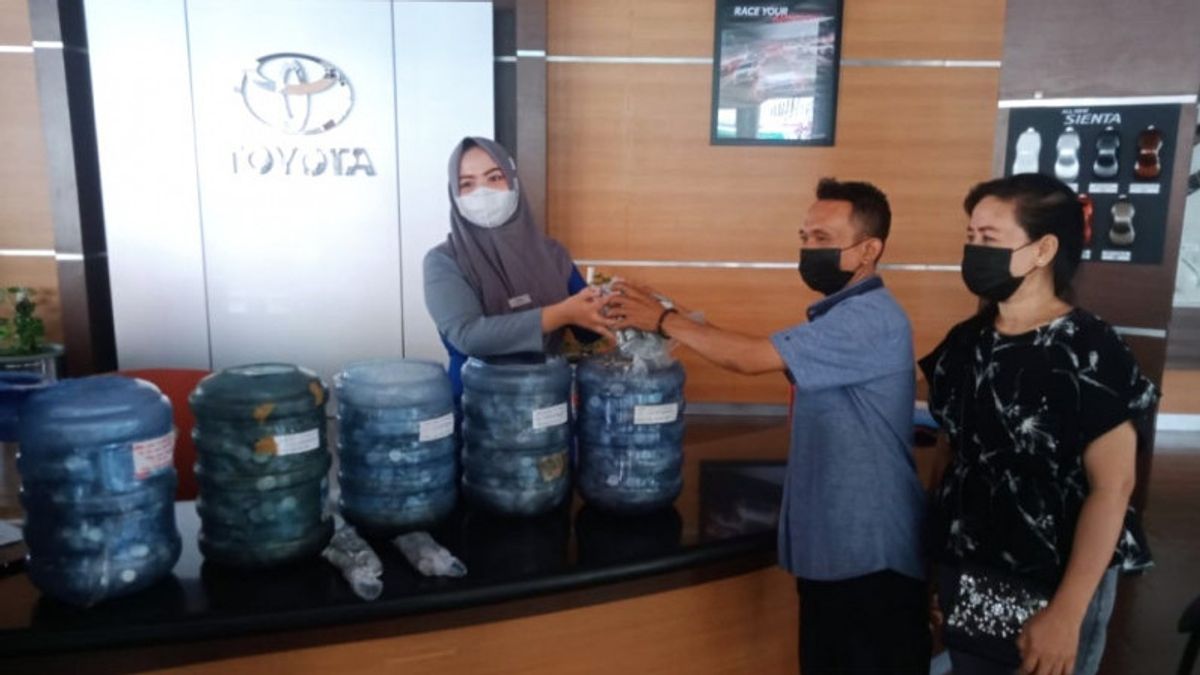 Pedagang di Makassar Beli Toyota Rush Pakai Uang Receh Tabungan dalam Galon