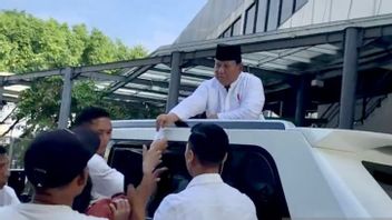 Usai Salat Iduladha, Presiden Prabowo Bagi-bagi Amplop ke Pedagang Depan Istiqlal