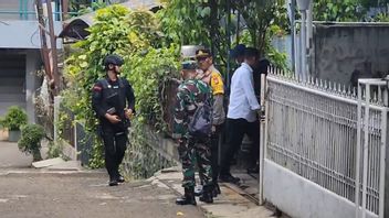 Gegana团队和TNI在Ciputat的2 Senpi的Dukun House守卫