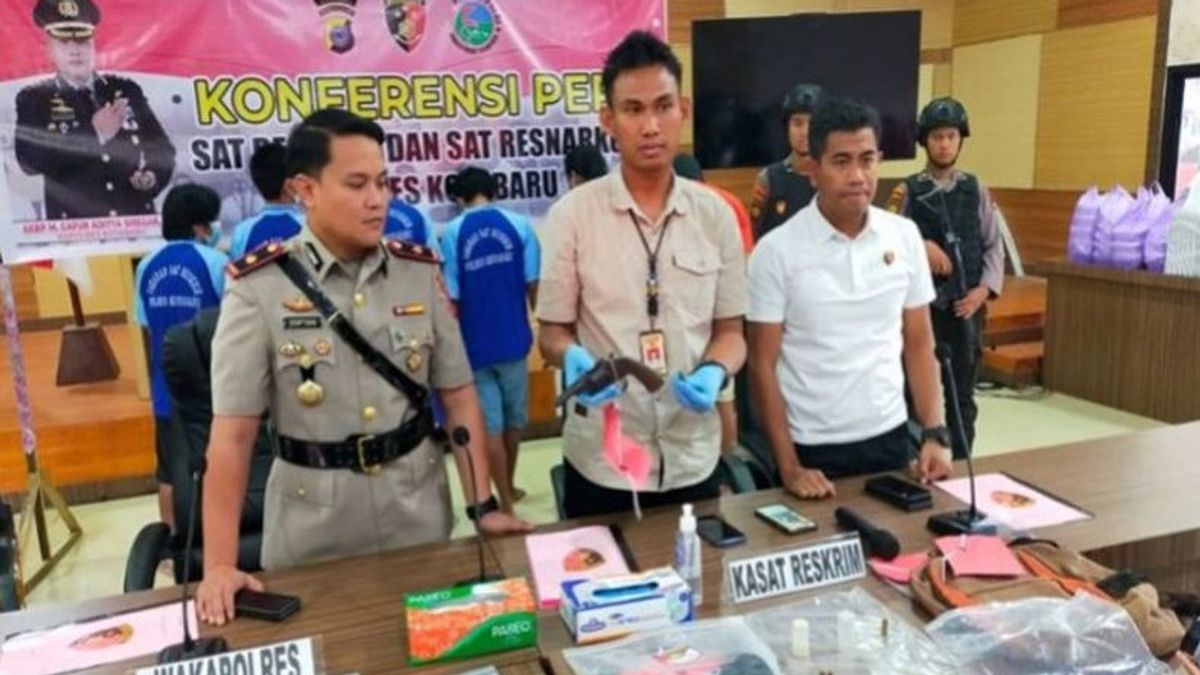 Polisi Sita Senjata Rakitan Revolver Dan Amunisi Saat Patroli Lokasi ...