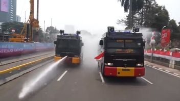 Former KPK Commissioners Participate In Police Comments On Water Canon Spraying Roads To Prevent Pollution