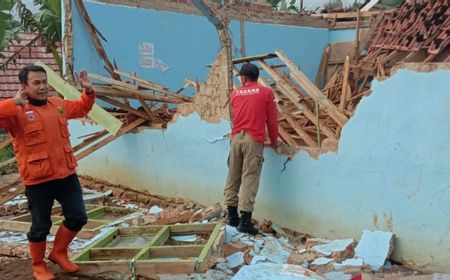 Ruang Kelas SDN Girimukti Sukabumi Ambruk Diterjang Hujan Disertai Angin Kencang