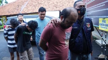 Modal Lencana Palsu, Tiga Buser Narkoba Gadungan Dibekuk Polisi saat Beraksi di Palmerah