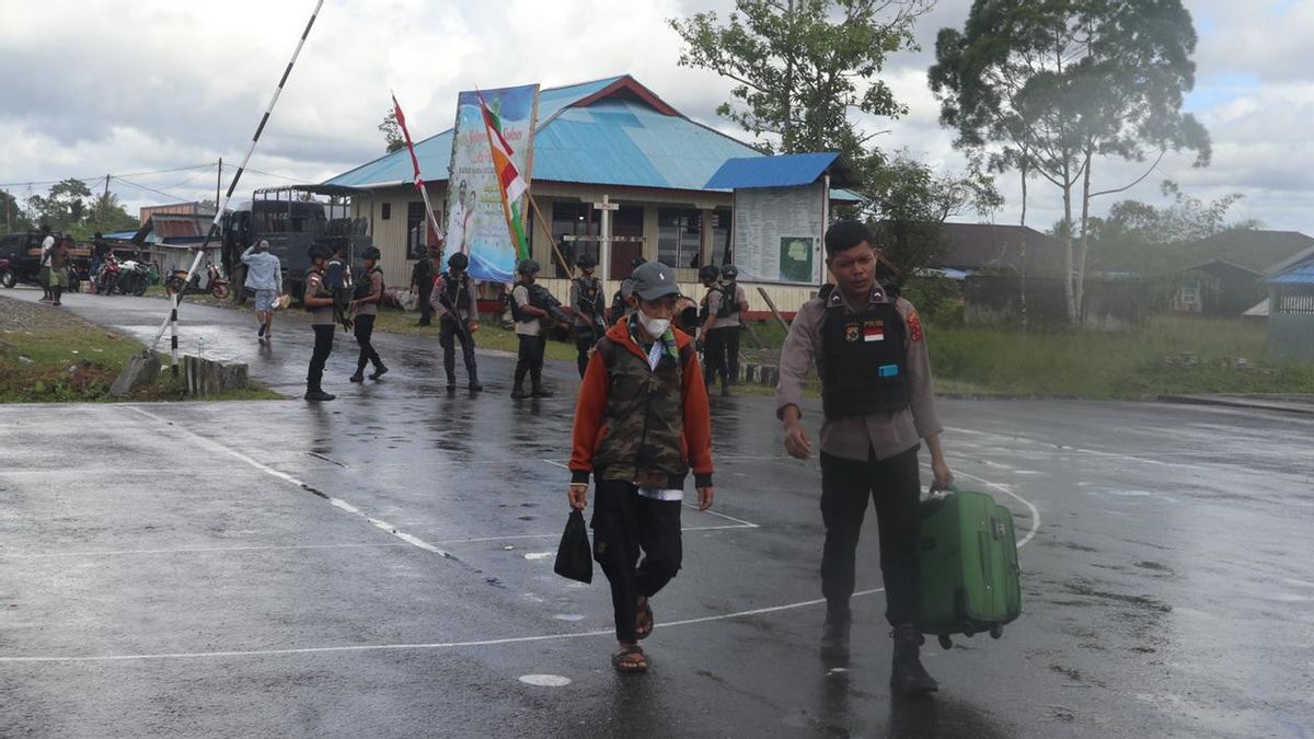TNIポリに厳重に警備されたケニヤム・ンドゥガ・パプア空港は、KKB銃撃事件の後、運用に復帰