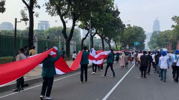 The Official Red And White Order Was Opened, The Flag Arak Mass Ran A Length Of 1,700 Meters From The Palace To The HI Roundabout