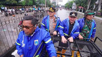 Jakut Forkopimko Reviews Flood Locations in His Region, Urges Children Not to Play in Flood Waters