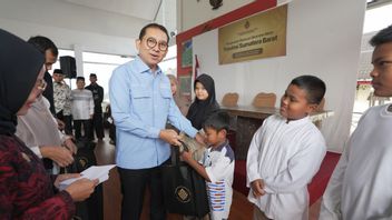 وزير الثقافة يقدم تعويضات للأطفال الأيتام من ضحايا الكوارث في غرب سومطرة