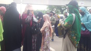 Emak-emak Massa Rizieq Shihab Berdatangan, Satu di Antaranya Bocah Perempuan Masker Pink