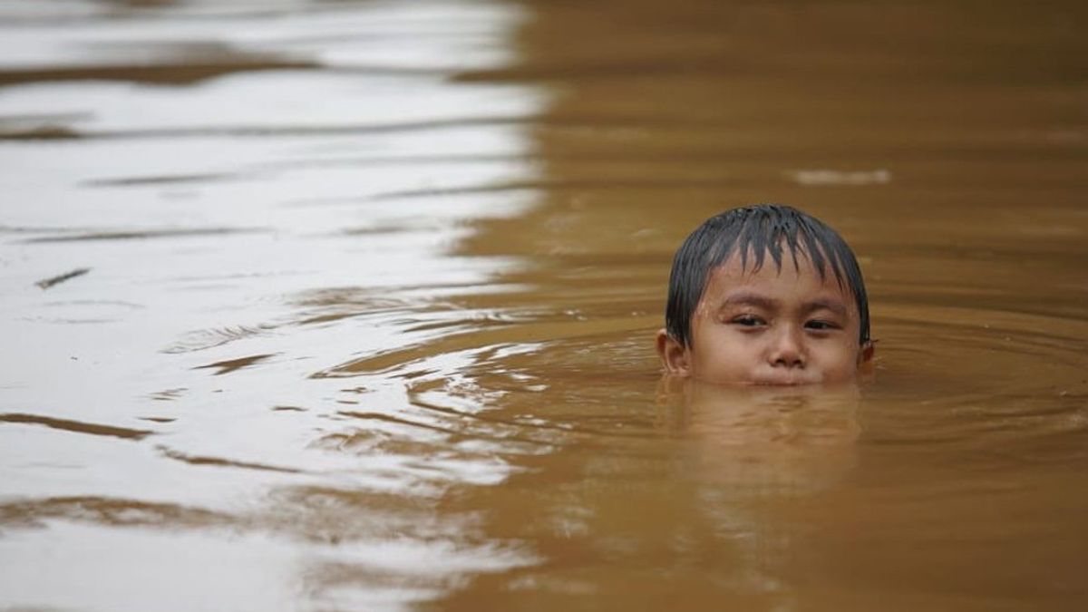 جاكرتا أمطرت، روب الفيضانات إنذار من البوابات الفيضانات سوق الأسماك