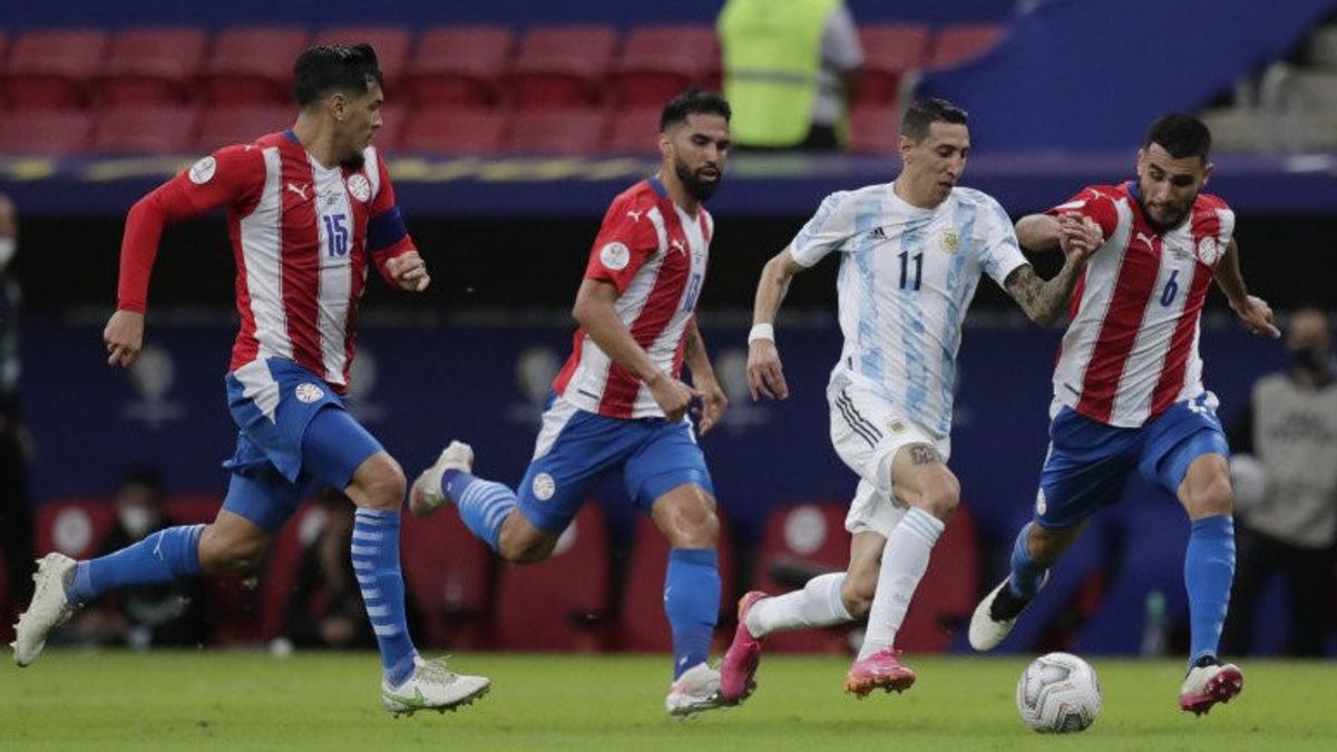 莱昂内尔 · 梅西在以 1： 0 击败巴拉圭后带领阿根廷队打到 A 组