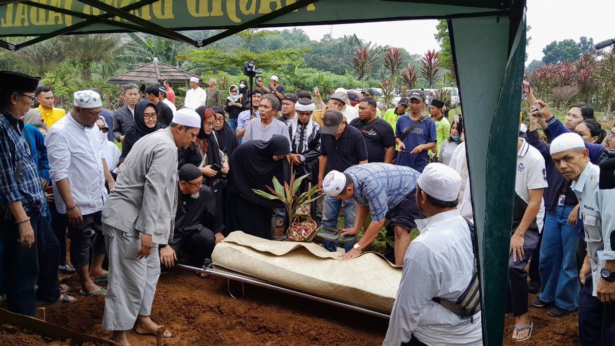 Pemakaman Nani Wijaya Diiringi Tangis Keluarga