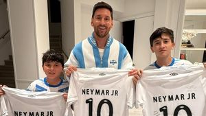 Neymar Hadiahkan Jersey Santos Nomor 10 kepada Anak Lionel Messi