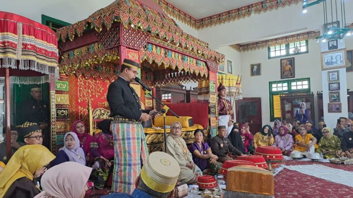 Anies Baswedan Undergoes The Honorary Ritual Of Luwu Land In Palopo