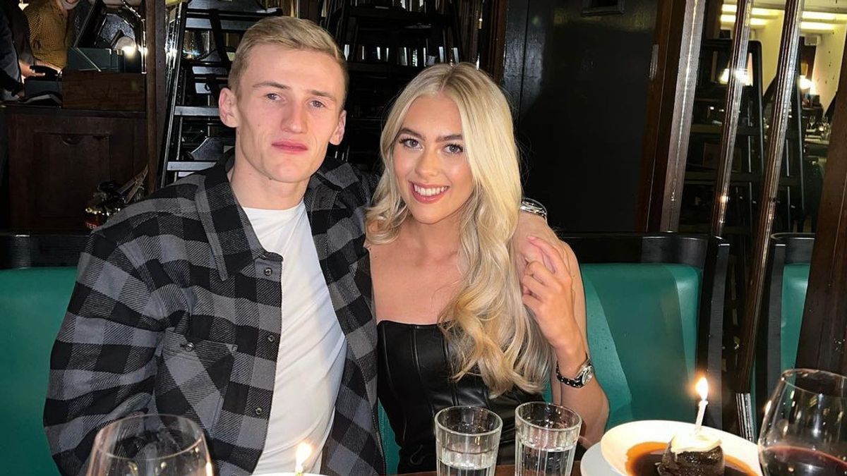 Debut Bersama West Ham, Flynn Downes Langsung Pamer Pacar Cantik