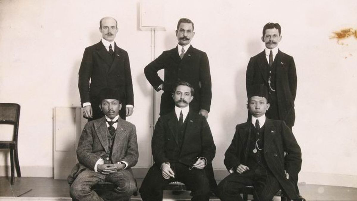 تجيبتو مانغوينكويسومو وسويواردي سورجانينغرات يلقيان في السجن من قبل الهولنديين في التاريخ اليوم، 30 يوليو 1913