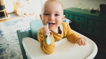 نصائح للتغلب على آلام اللثة عندما ينمو طفلك الأسنان