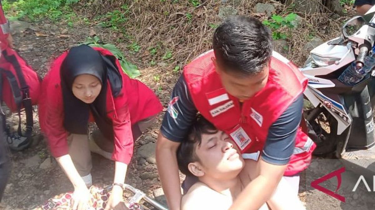 PMI Medical Officer Handling Four Victims Drowning In Curug Larangan, Sukabumi