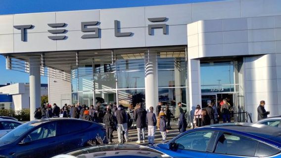 イーロン・マスク氏、サイバートラックの納車は来週木曜日に開始すると確約、ディーラーに来場者が殺到