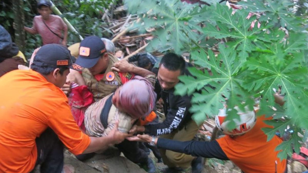 Tim SAR Gabungan Selamatkan Korban Tertimbun Longsor Sukabumi