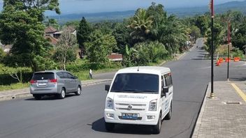 バリ島での環境にやさしい観光のためのDFSKゲロラE電気自動車試験