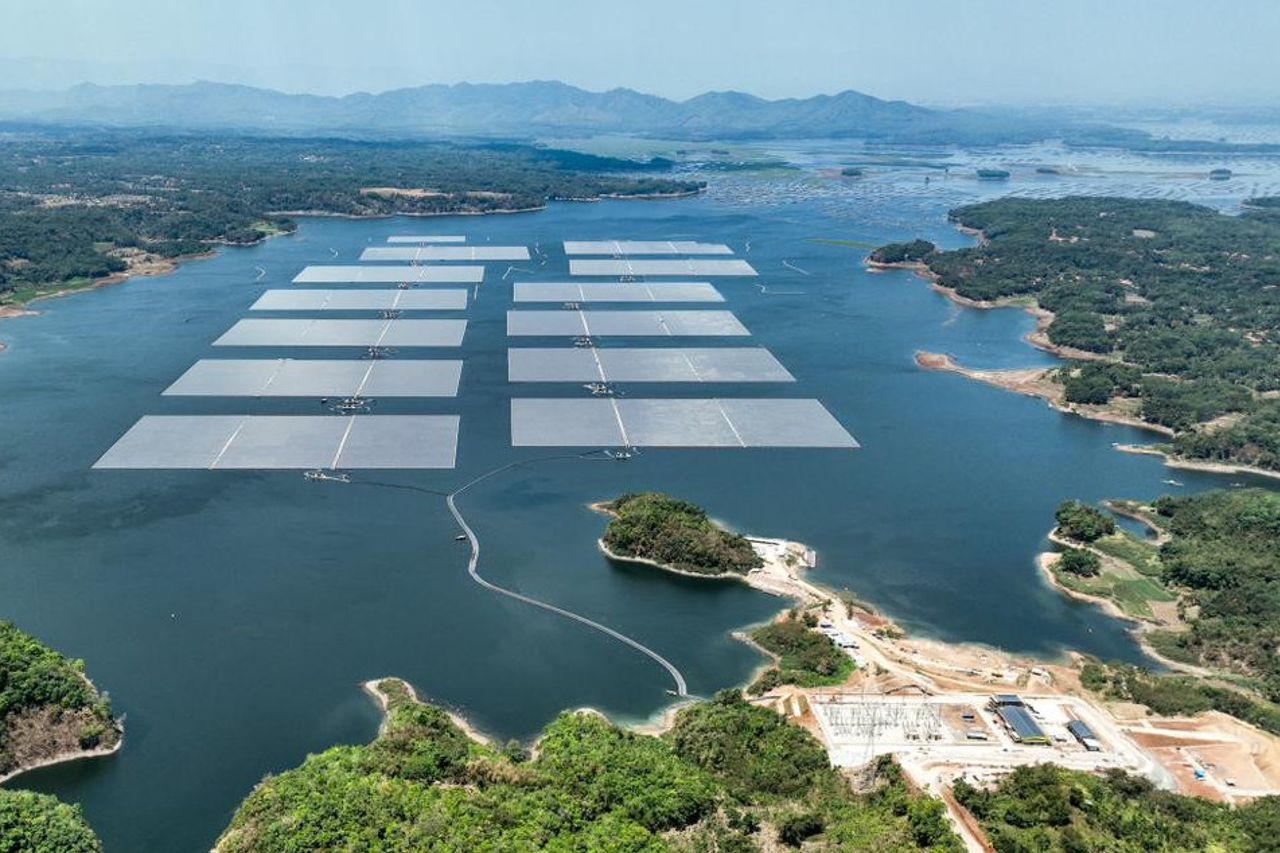 シラタ水上太陽光発電所は、年間214,000トンの炭素排出量を削減することができます