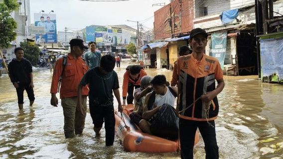 万隆摄政洪水:12,250名受影响家庭,水位达到2米