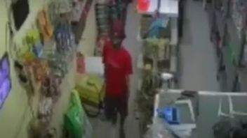 Coins Fraud Action Recorded By CCTV At Pet Shop Ciracas, East Jakarta