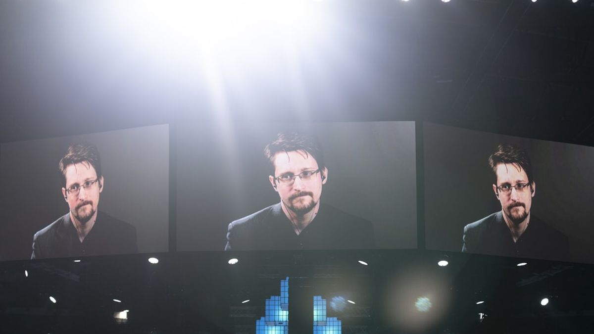 Cellphones In Unsafe Pockets, Snowden Warns Of The Dangers Of Easy-to-use Spyware