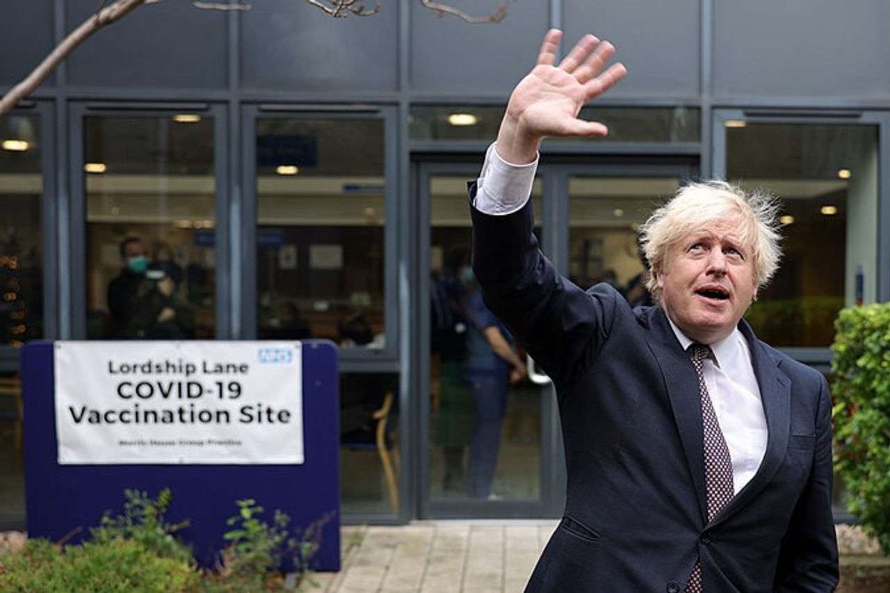 英国のボリス・ジョンソン首相がCOVID-19インベース病院に急行し、2020年4月5日