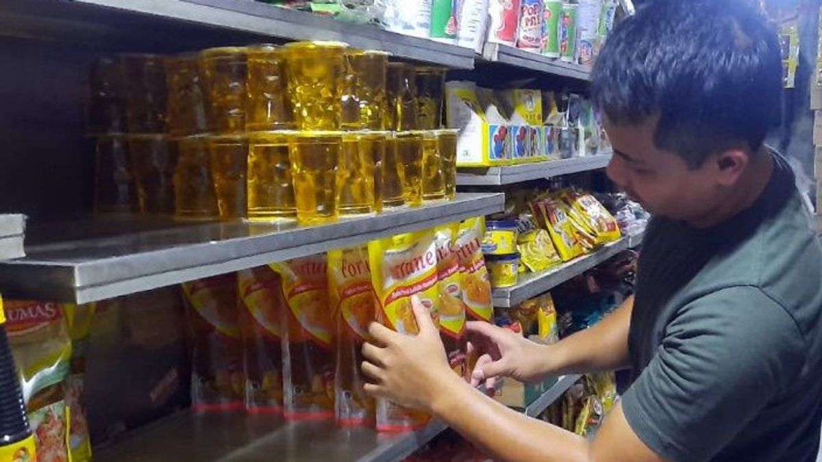 在纪伯伦拉卡布明市，独奏市场的食用油售价为Rp18，000-Rp20，000 /升