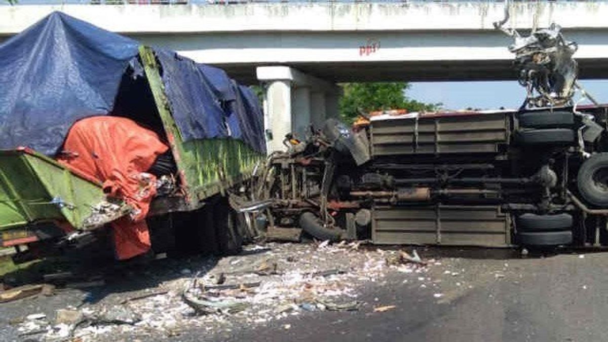 Kecelakaan Truk dan Pajero di Tol Semarang-Batang Empat Orang Tewas