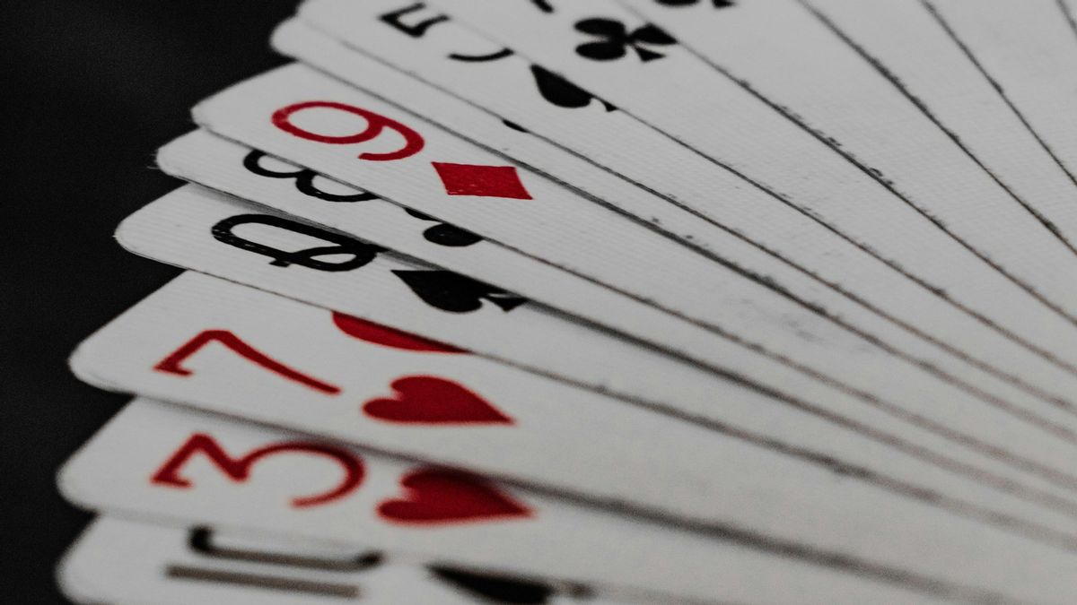 Distinguish Card Games With Online Gambling Activities