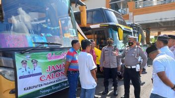 40 Pasaman Barat Police Officers Escort Hajj Candidates To Dormitory In Padang