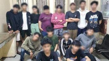 Pulogadung逮捕了14名青少年,警方在家中进行了搜查